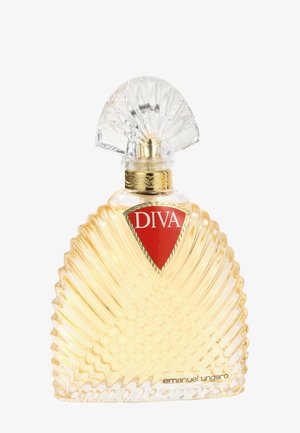 Flacon de parfum en verre à forme d'éventail côtelé, liquide doré à l'intérieur, étiquette triangulaire rouge portant l'inscription "DIVA", et bouchon orné transparent.