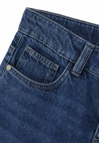 Jean en denim bleu foncé avec un design classique à cinq poches, comprenant une petite poche à l'avant et une ceinture robuste.