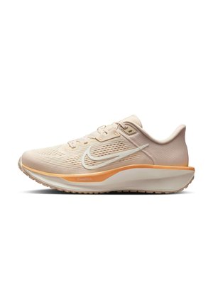 Zapatilla deportiva beige con parte superior de malla texturizada, acento de logo blanco y mediasuela naranja. Cuenta con suela acolchada y sistema de cordones.