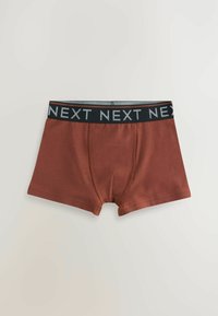 Bruna bomullboxershorts med svart elastiskt midjeband som har "NEXT" tryckt i grått. Slät textur, åtsittande design och inga störande mönster.