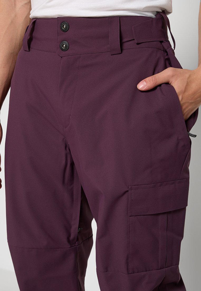 Pantaloni cargo color bordeaux con una texture liscia, dotati di due chiusure a bottone, tasche laterali e un design pratico per la versatilità.