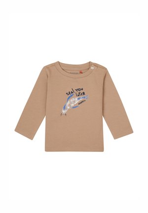 Chemise beige à manches longues ornée d'un motif de phoque bleu et gris avec le texte "À BIENTÔT" en noir, fabriquée en coton doux.