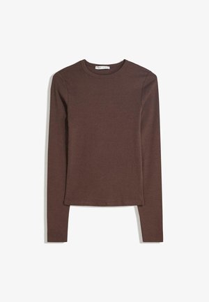 Cămașă maro cu mânecă lungă, confecționată dintr-un material moale, cu decolteu rotund și croială dreaptă, având cusături minime și fără modele sau accente.