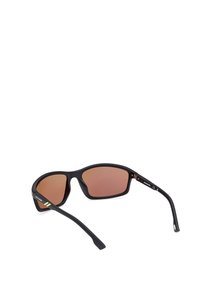 Gafas de sol negras con lentes de color marrón, un diseño aerodinámico y montura de goma. Presenta dos rayas doradas en la patilla izquierda.