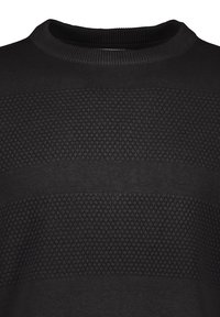 Czarny sweter dziany z teksturowym wzorem, w poziome paski, z kontrastującymi gładkimi i teksturowymi partiami oraz okrągłym dekoltem.