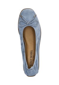 Ballerine in suede blu chiaro con punta arrotondata, caratterizzate da un dettaglio a fiocco intrecciato e hardware in argento. Interno morbido con suola marrone.