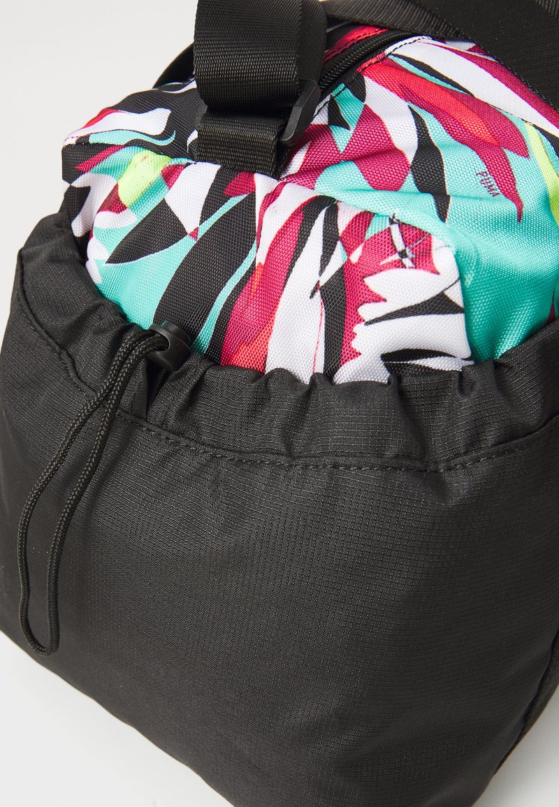 Zaino in tessuto nero con chiusura a coulisse; parte superiore colorata e decorata visibile in turchese, rosa e bianchi. Design resistente.