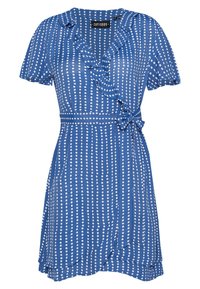 Vestido corto de manga corta azul con lunares blancos, escote con volantes, cintura anudada y dobladillo escalonado. Tela suave con una textura delicada.