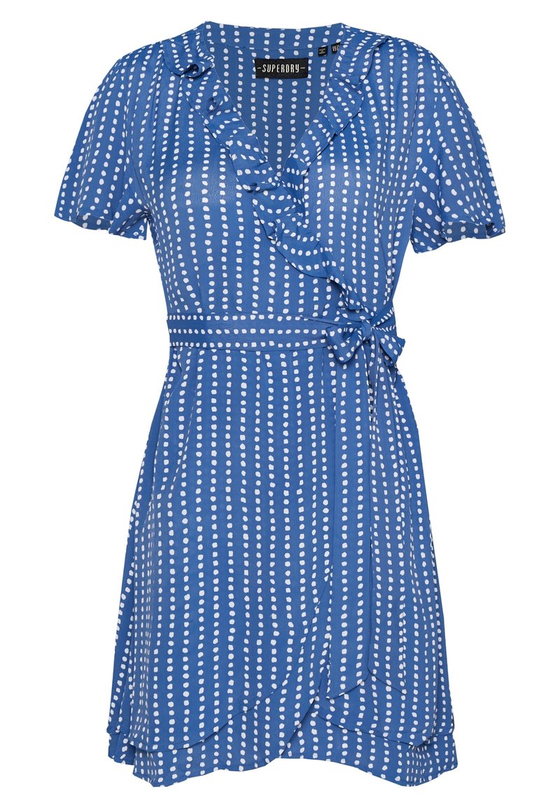 Vestido corto de manga corta azul con lunares blancos, escote con volantes, cintura anudada y dobladillo escalonado. Tela suave con una textura delicada.