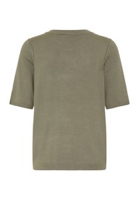 Īsām piedurknēm, olīvu zaļa adīta virskrekls ar apaļu kakla izgriezumu. Raksturo gluda tekstūra un ribota apmale un manšetes. Nav redzamu rakstu vai detaļu.