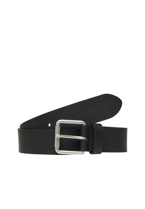 Zwarte lederen riem met een zilverkleurige rechthoekige metalen gesp en een enkele riemlus op een witte achtergrond.