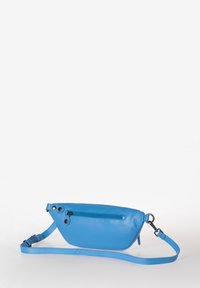 Borsa a tracolla in pelle blu con forma curvata, tasca con zip e tracolla regolabile. Texture liscia con design minimalista.