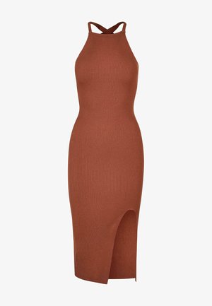 Vestido midi de canalé, ajustado al cuerpo, en color óxido con escote halter y diseño de espalda cruzada, que incluye una abertura lateral para mayor movilidad.