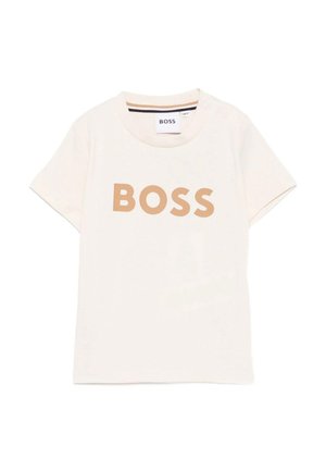 Crème-kleurig T-shirt met korte mouwen, met een groot beige "BOSS" logo op de voorkant en drukknoopdetails op de schouder.