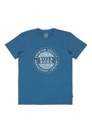 Niebieska koszulka z krótkim rękawem z okrągłym logo "Billabong Premium Quality Boardshort Company" z tropikalnym wzorem liści palmowych na środku.