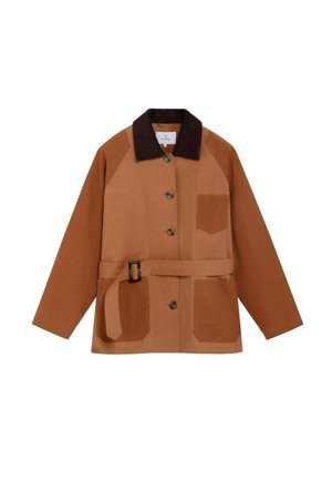 Chaqueta marrón con cuello marrón oscuro, cierre de botones al frente, tres bolsillos parche y cinturón a juego con hebilla negra en la cintura.