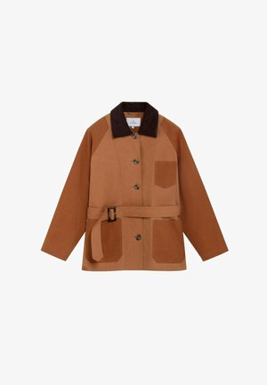 Brązowa kurtka z ciemnobrązowym kołnierzem, zapinana na guziki, z trzema naszywanymi kieszeniami i pasem w tym samym kolorze z czarną klamrą w talii.