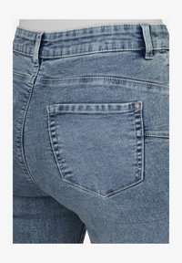 Ausgewählt, light blue used