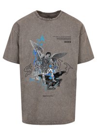 Grå bomulds t-shirt med et grafisk design, der viser en engel med vinger og en dæmon, fremhævet af blå og sorte detaljer samt fede skrifttyper.