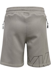 Graue Sportshorts mit strukturierter Oberfläche, elastischem Bund und Reißverschlusstaschen an den Seiten; verfügt über ein kontrastierendes schwarzes Graphic auf dem Unterschenkel.