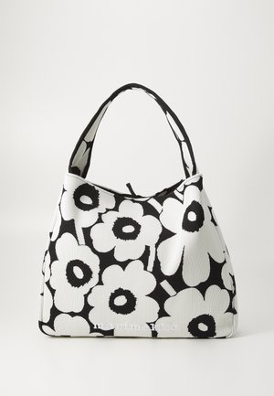 Fekete-fehér virágmintás táska bordázott textúrával, kerek formával és két masszív füllel. Minimális márkajelzés az alján.