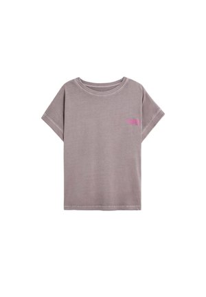 Camiseta de manga corta color malva con cuello redondo y texto pequeño en rosa en el lado izquierdo del pecho sobre fondo blanco.