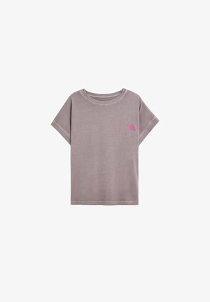 Camiseta de manga corta color malva con cuello redondo y texto pequeño en rosa en el lado izquierdo del pecho sobre fondo blanco.