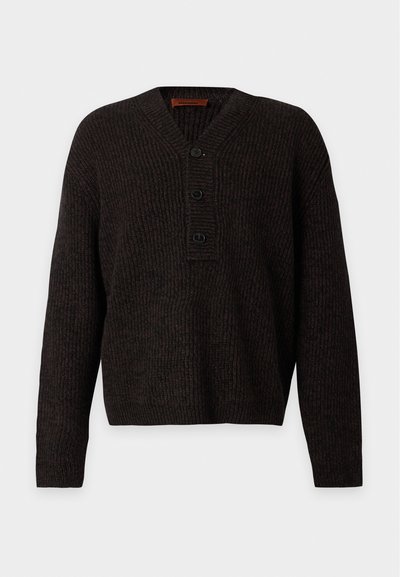 Pull en maille côtelée marron foncé à manches longues avec un col en V et trois boutons noirs sur la patte de devant.