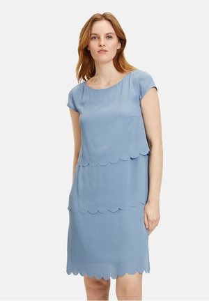 Blaues schichtetes Kleid mit gewellten Kanten, kurzen Ärmeln und einer weichen, glatten Textur. Entworfen mit einem runden Ausschnitt und knielangem Schnitt.