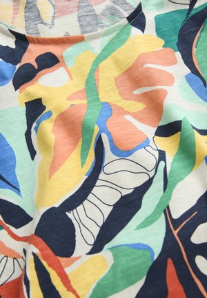 Farverigt stof med store abstrakte bladmotiver i gul, grøn, orange, blå, sort og creme, der viser syning nær buet halsudskæring.