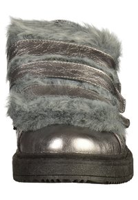 Metallisch graue Knöchelstiefel mit Kunstfellbesatz, mehreren Riemenakzenten und einer strukturierten schwarzen Sohle. Glatte und samtige Materialien kombiniert.