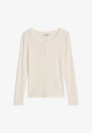 Chemise henley blanche à manches longues avec encolure ronde et cinq boutons au centre devant.