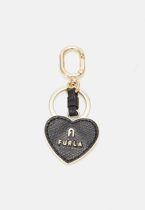 Čierny kožený kľúčový krúžok v tvare srdca s bronzovým kovovým vybavením, na ktorom je vyrazené "Furla". Obsahuje čierny kožený remienok a kruhový krúžok.