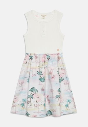 Ujjatlan fehér ruha gombos kerek nyakrésszel és pasztell színű szoknyával, amely pálmafák és tengerparti jelenetek mintáit tartalmazza.
