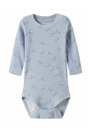 Jasnoniebieski prążkowany body niemowlęcy z długim rękawem, z małymi jasnymi wzorami chmurek i zatrzaskami w kroku.