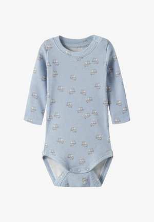 Lichtblauw geribbeld babybody met lange mouwen met kleine lichtgekleurde wolkenpatronen en drukknoopjes in het kruis.