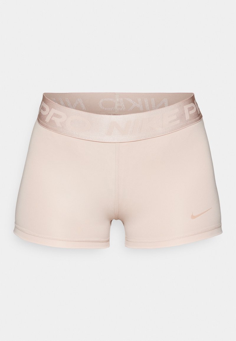 Shorts de compresión deportivos Nike Pro en color rosa claro, con cinturilla ancha que presenta el texto "NIKE PRO" y un pequeño logo Swoosh en el muslo.