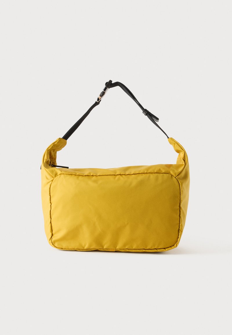 Sac bandoulière rectangulaire jaune avec une sangle d’épaule noire réglable et une fermeture éclair sur le dessus.