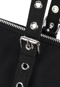 Svart nylonhandväska med silverbeslag, med dragkedjestängning, ögonlidsdetaljer och ett strukturerat rem. Kompakt och funktionell design.