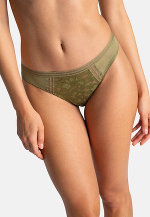 Bikini en dentelle vert olive avec des panneaux transparents, motif floral et détails de garniture décorative le long de la taille et des bordures. Texture lisse dans l'ensemble.