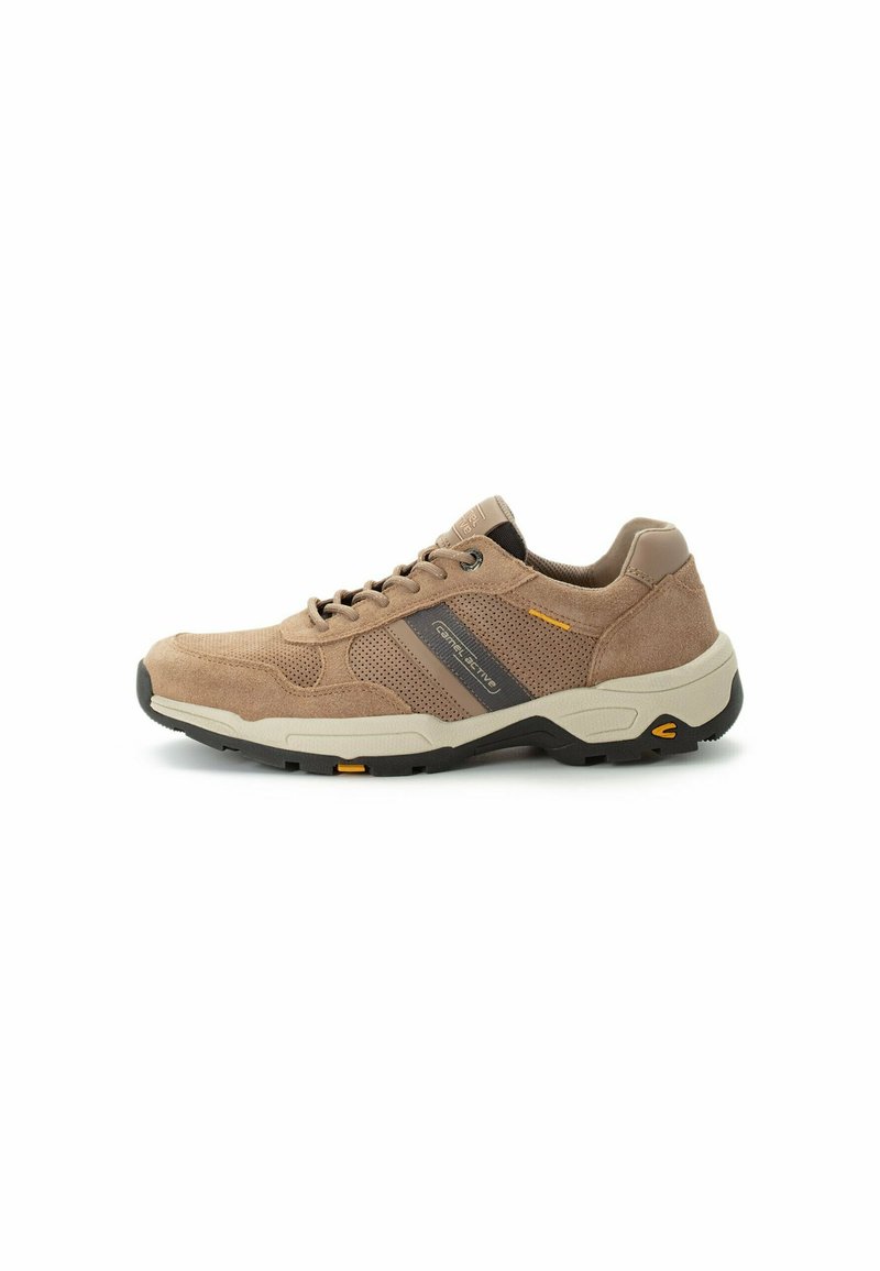 Braune Wildleder- und Mesh-Sneaker mit gepolstertem Kragen, schwarzer Laufsohle und kontrastierenden braunen Streifen. Verstärkter Zehenbereich und leichtes Design.
