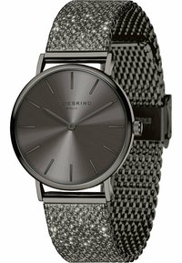 Runde Uhr mit einem dunkelgrauen Metallgehäuse und mattem grauen Zifferblatt. Verfügt über ein strukturiertes Metall-Mesh-Armband mit silbernen und schwarzen Akzenten.