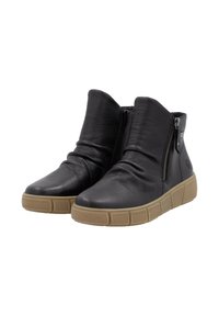 Bottines en cuir noir avec un design plissé, fermeture éclair sur le côté et semelle en caoutchouc tan avec un motif texturé.