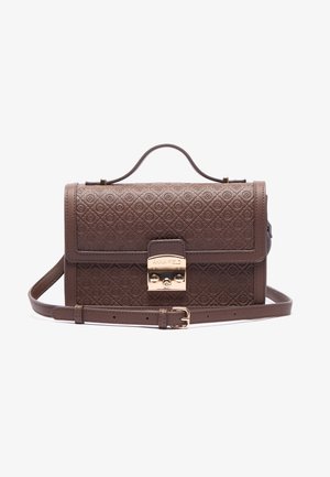 Brązowa torebka ze skóry z wzorem, z uchwytem górnym, złotym zapięciem na zatrzask oraz regulowanym paskiem na ramię, umieszczona na białym tle.