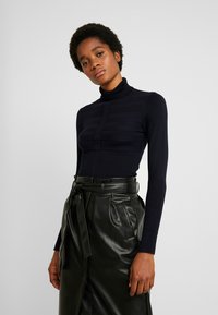 Morgan MENTOS - Strickpullover - marine