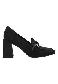 Scarpa nera in suede con tacco alto, punta affusolata e una tracolla decorativa con dettaglio in oro.