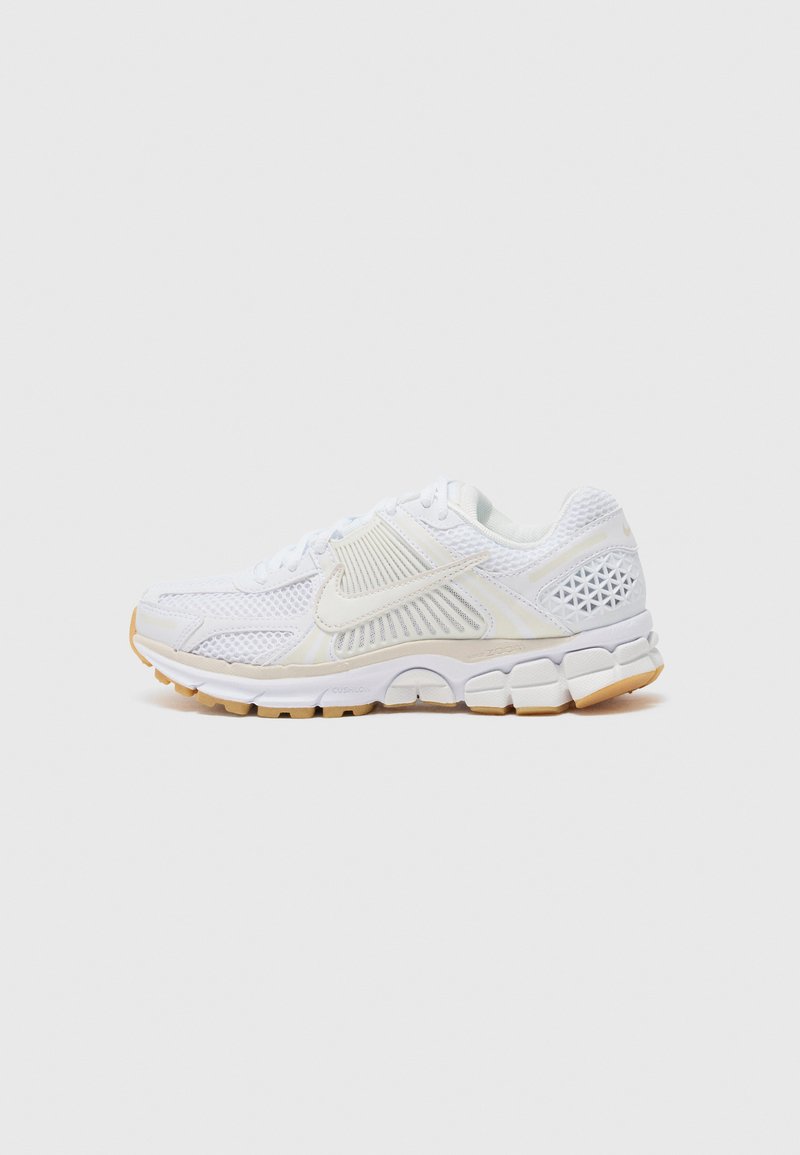 Nike Sportswear ZOOM VOMERO 5 - Tenisky - white phantom summit/white gum/brown