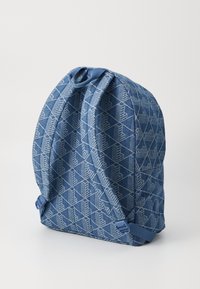 Blauwe rugzak met een patroon en een gewatteerd ontwerp, voorzien van verstelbare schouderbanden, een handvat aan de bovenkant en een gladde textuur.