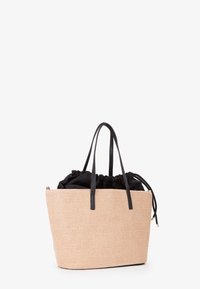 Tote taske med en vævet beige strålegeme, sort snorindvendig lomme og sorte læderhåndtag, rektangulær form med struktureret bund.