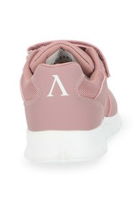 Różowe sneakersy z teksturowanym, siatkowym wierzchem, syntetycznym obcasem i białym akcentem loga z tyłu. Posiadają wyściełany kołnierz i rzep.